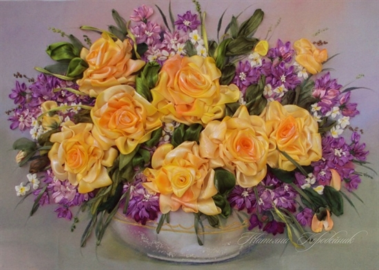 گلدانی با گل های زرد و بنفش