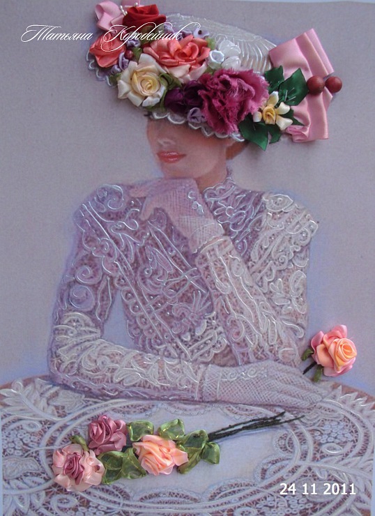 بانویی کنار میز