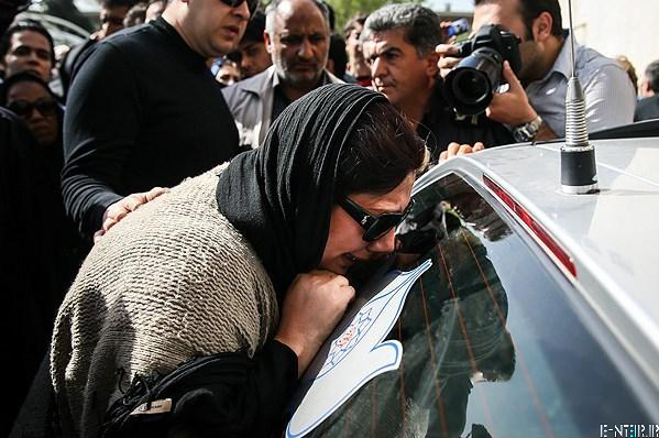 زهرا داود نژاد در مراسم خاکسپاری پیکر عسل بدیعی