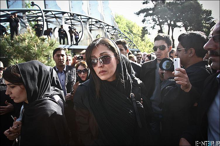 عکس های مهتاب کرامتی در مراسم خاکسپاری پیکر عسل بدیعی
