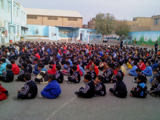 دانش آموزان دبستان سلمان فارسی در مراسم آغازین - تلاوت نور