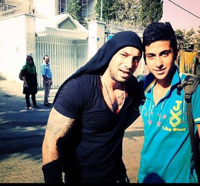http://s1.picofile.com/file/8124703950/AMIR_WITH_FANS.jpg