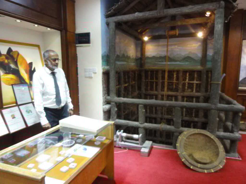 http://s1.picofile.com/file/8227057576/606.jpg