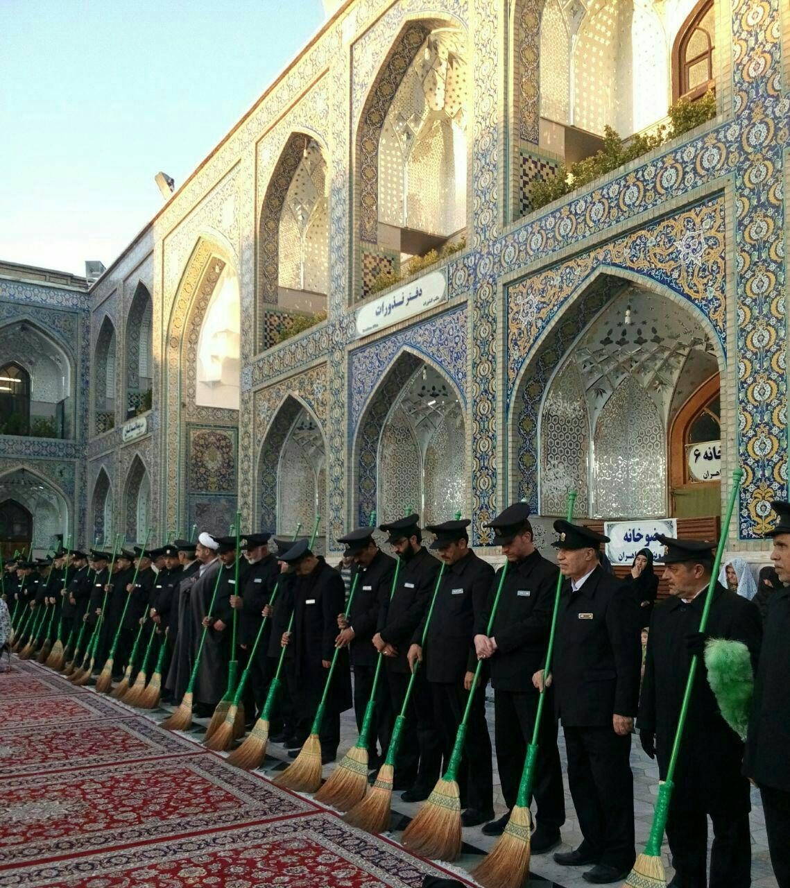 تصویر زیبا از خادمین حرم امام رضا علیه السلام