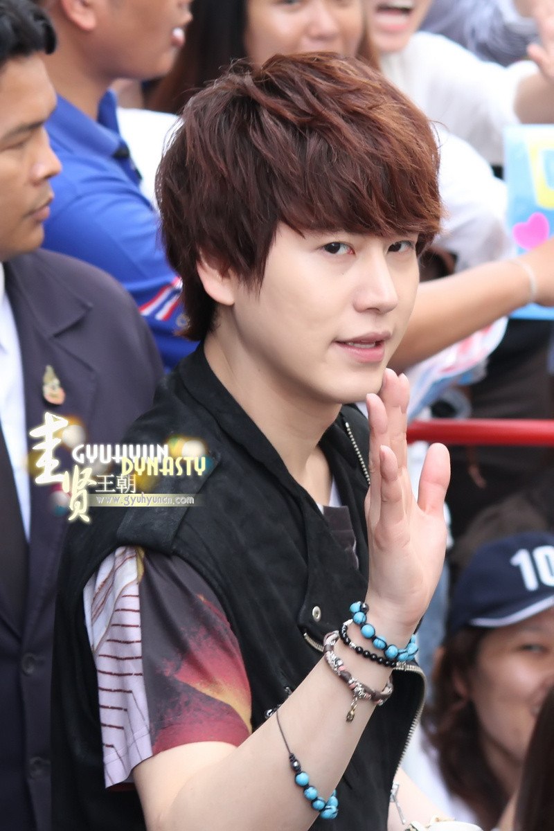 http://s1.picofile.com/file/8263144442/130217_kyuhyun_outside_maleenon_building_cr_gyuhyundynasty_1.jpg