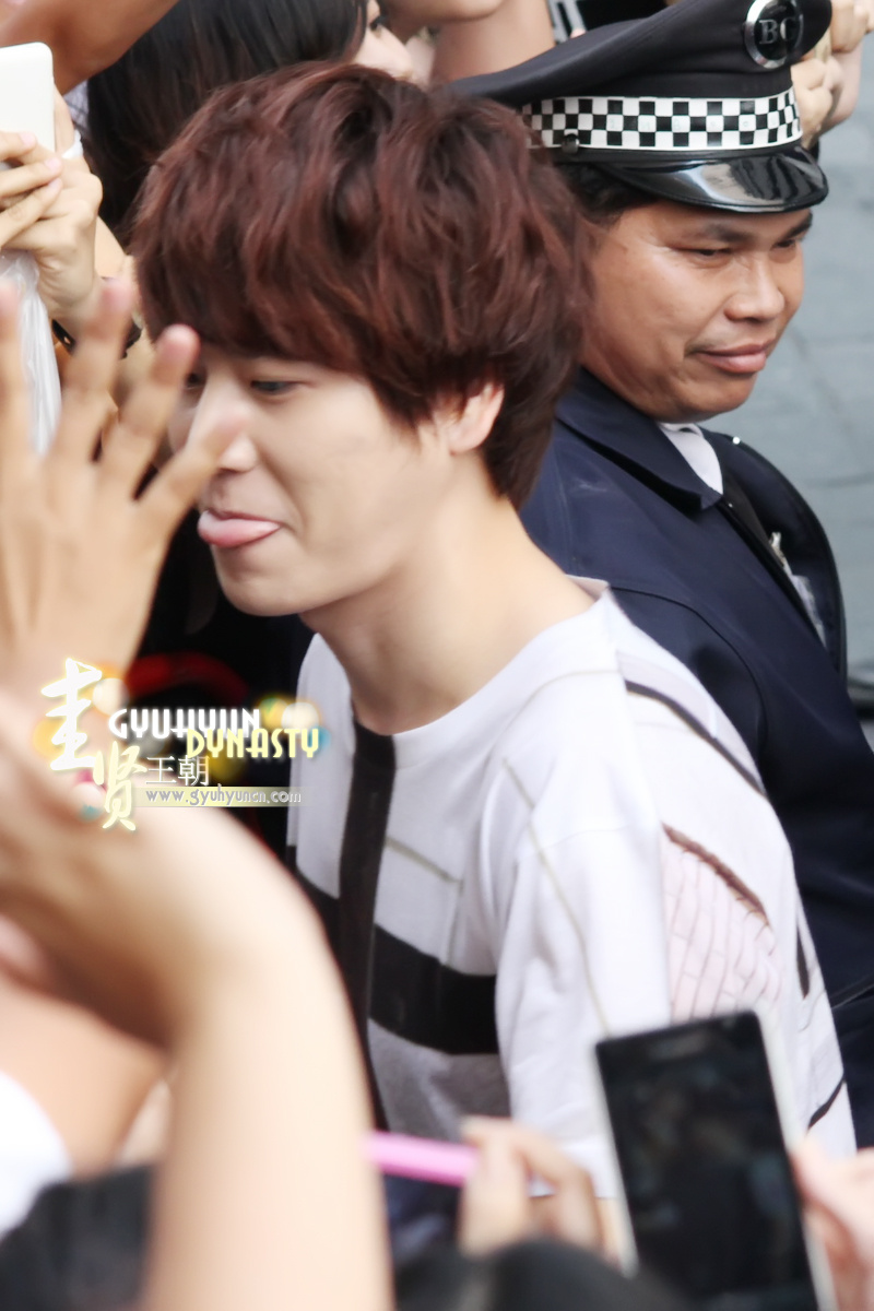 http://s1.picofile.com/file/8263144468/130217_kyuhyun_outside_maleenon_building_cr_gyuhyundynasty_2.jpg