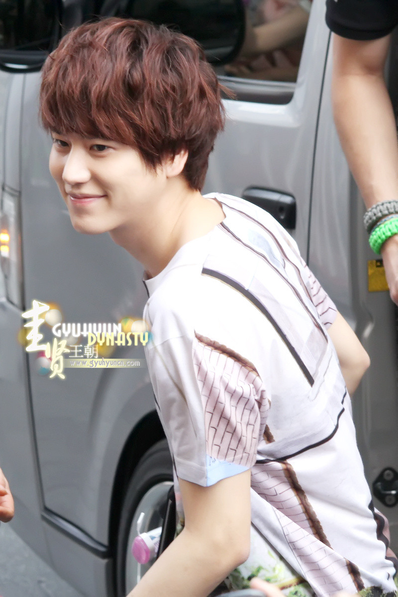 http://s1.picofile.com/file/8263144550/130217_kyuhyun_outside_maleenon_building_cr_gyuhyundynasty_5.jpg