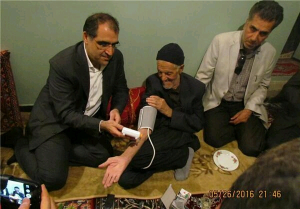حضور وزير بهداشت  در منزل پدر سردار سليماني        تصویر  1
