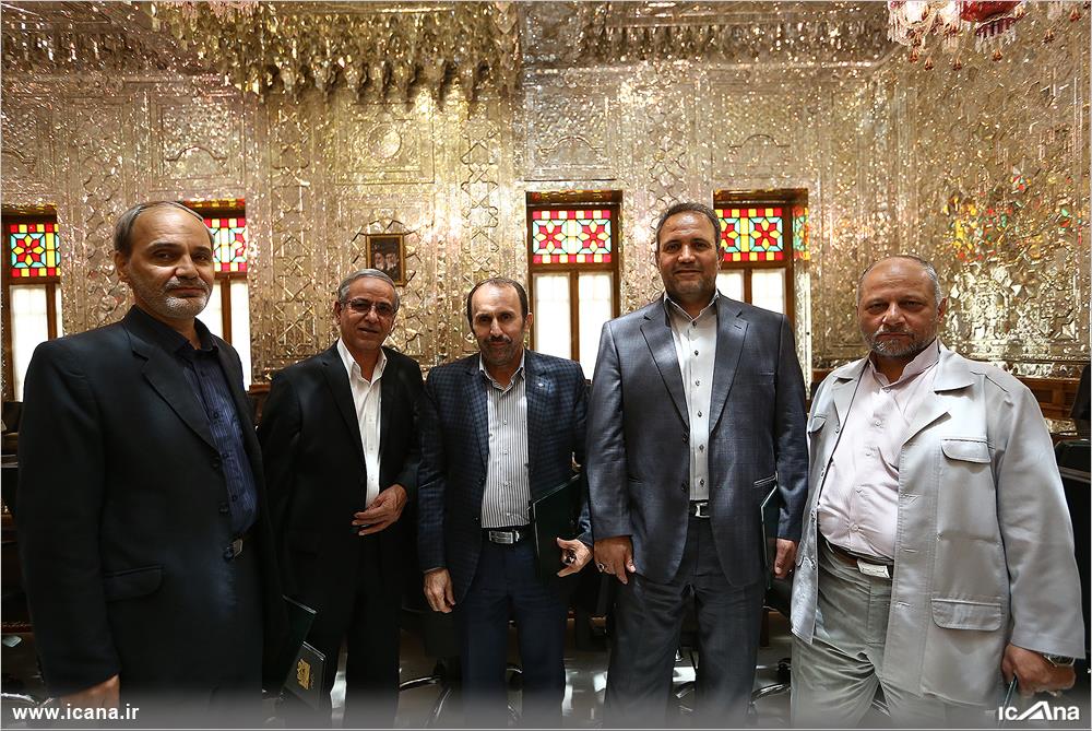 تجلیل دکتر لاریجانی از حاج احمدهاشم زاده هریسی از آزادگان سرافراز قوه مقننه  