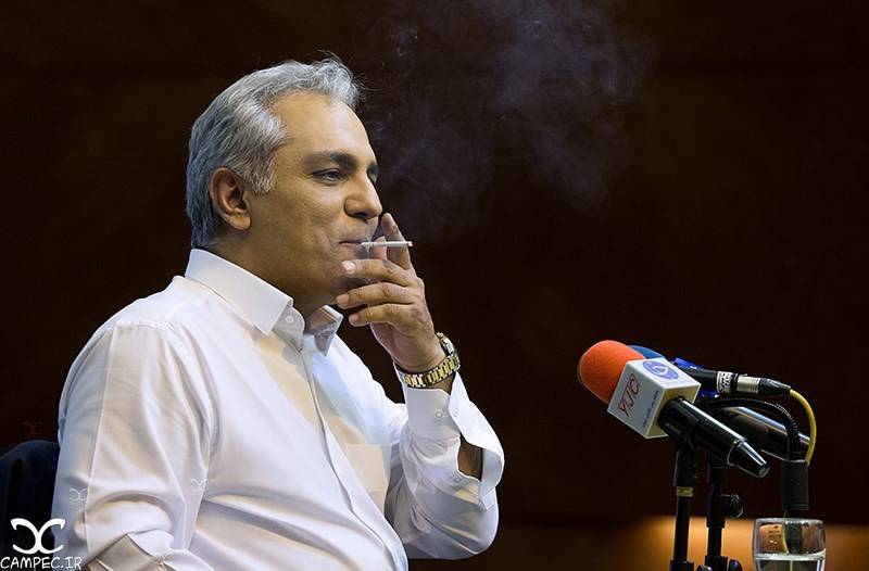 سیگار کشیدن مهران مدیری در نشست فیلم ساعت ۵ عصر