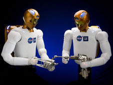 ناسا و جنرال موتور برای ساخت نسل جدیدی از ربات ها به یکدیگر پیوسته اند . این ربات که R2 نام دارد به گونه ای طراحی شده تا قادر قادر به استفاده از انواع ابزارها دوش به دوش انسان ها می باشد