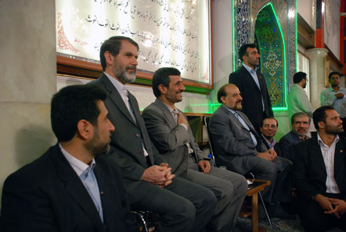 رئیس جمهور و محصولی وزیر رفاه در جمه دختران و پسران سازمان بهزیستی و کمیته امداد