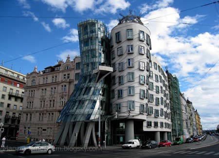معماری عجیب ساختمان ها