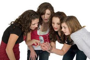 محرومیت از تحصیل چهار دختر آمریکایی بخاطر یه sms بر علیه معلمشون!