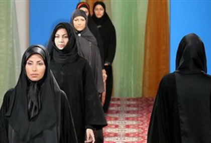 در ایران دختران چادری جایزه میگیرند